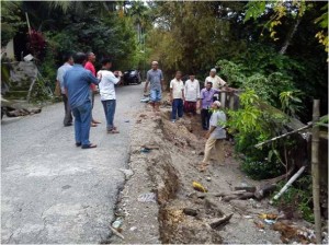Banda jalan menuju lokasi objek wisata Bate Puteh di Desa Lhok Aman, Kecamatan Meukek, longsor akibat runtuhnya tebing Sungai dihantam erosi.