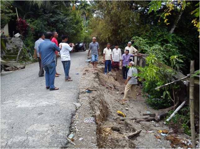 PM_Badan Jalan Desa Lhok Aman Longsor Banda jalan menuju lokasi objek wisata Bate Puteh di Desa Lhok Aman, Kecamatan Meukek, longsor akibat runtuhnya tebing Sungai dihantam erosi.