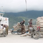 PARA buruh pelabuhan sedang melakukan proses bongkar muat Semen Padang dari Kapal pengangkut di Pelabuhan Tapaktuan, Jumat (20/11/2015).