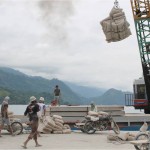 PARA buruh pelabuhan sedang melakukan proses bongkar muat Semen Padang dari Kapal pengangkut di Pelabuhan Tapaktuan, Jumat (20/11/2015).