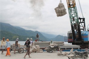 PARA buruh pelabuhan sedang melakukan proses bongkar muat Semen Padang dari Kapal pengangkut di Pelabuhan Tapaktuan, Jumat (20/11/2015).