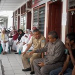 Bupati Aceh Selatan HT Sama Indra SH didampingi Kadis Kesehatan Mardhaleta SE MKes sedang memaparkan rencana pembangunan Rumah Sakit Ibu dan Anak di hadapan pegawai dan tenaga medis Puskesmas Labuhanhaji Barat.