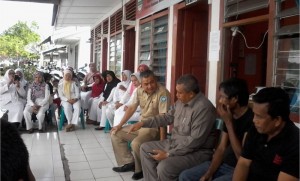 Bupati Aceh Selatan HT Sama Indra SH didampingi Kadis Kesehatan Mardhaleta SE MKes sedang memaparkan rencana pembangunan Rumah Sakit Ibu dan Anak di hadapan pegawai dan tenaga medis Puskesmas Labuhanhaji Barat.