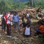 Camat Trumon Tengah bersama Petugas BPBD dan Satgas SAR sedang meninjau banjir.