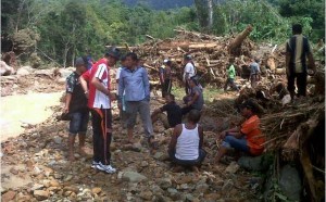 Camat Trumon Tengah bersama Petugas BPBD dan Satgas SAR sedang meninjau banjir.