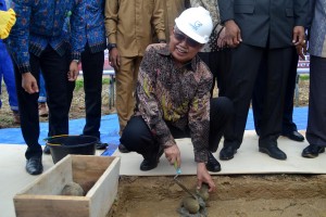 Gubernur Aceh, dr. H. Zaini Abdullah melakukan peletakan batu pertama Pembangunan Migas PT. Medco E&P Malaka