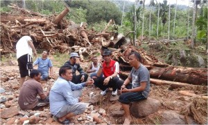 Wakil Bupati Aceh Selatan, Kamarsyah SSos MM didampingi Ketua DPRK T Zulhelmi serta beberapa pejabat daerah lainnya, meninjau lokasi banjir bandang di Desa Krueng Bate, Kecamatan Trumon Tengah, Minggu (29/11).