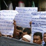 Puluhan pedagang yang ikut demo membawa sejumlah poster