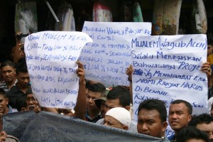 Puluhan pedagang yang ikut demo membawa sejumlah poster