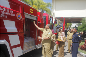 Bupati Aceh Selatan HT Sama Indra SH didampingi Kepala Pelaksana BPBD, Erwiandi SSos MSi menepung tawari (peusijuk) mobil pemadam kebakaran di halaman Kantor Bupati, Tapaktuan, Senin (23/11).