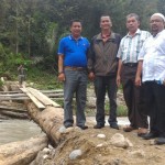 Jembatan Sementara Aih Putih Diperbaiki Secara Swadaya