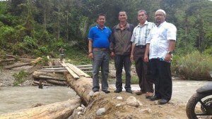 Jembatan Sementara Aih Putih Diperbaiki Secara Swadaya