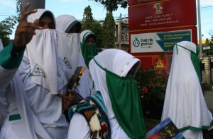 Puluhan santri Dayah Mujahidin demo depan PLN Lhokseumawe