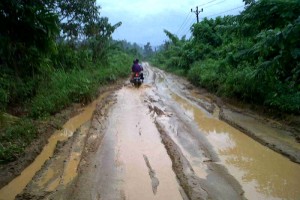 Warga Kluet Tengah Keluhkan Jalan yang Masih Berlumpur - Pikiran Merdeka