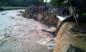 Diterjang Banjir, Lintas Beureunun – Tangse Putus Total