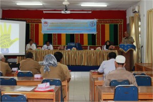 Asisten I Setdakab Aceh Selatan, Drs Zulachfi M Si sedang memaparkan materi terkait dengan advokasi P4GN dihadapan pejabat kepala SKPK dalam kegiatan advokasi P4GN yang digelar BNNK Aceh Selatan, di Aula Diklat BKPP, Tapaktuan.