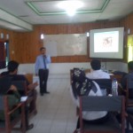 Masyarakat Gayo Lues sedang mendegarkan arahan tutor terkait tata cara menarik wisatwan mancanegara melalui media sosial.