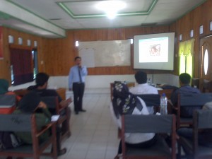 Masyarakat Gayo Lues sedang mendegarkan arahan tutor terkait tata cara menarik wisatwan mancanegara melalui media sosial.