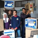 Jasiwa Maytense Kabid Sosial Gayo Lues bersama stafnya menunjukan peralatan bantuan dari Dinsos Aceh