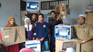 Jasiwa Maytense Kabid Sosial Gayo Lues bersama stafnya menunjukan peralatan bantuan dari Dinsos Aceh