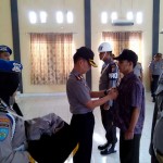 Kapolres Aceh Timur AKBP Hendri Budiman, melepaskan atribut dinas