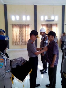 Kapolres Aceh Timur AKBP Hendri Budiman, melepaskan atribut dinas