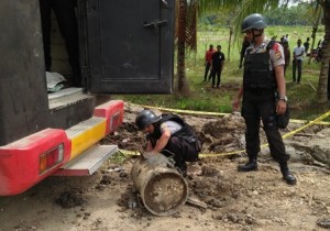 Operator Excavator Temukan Bom Rakitan Sisa Konflik