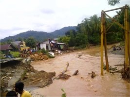 Porak-poranda Diterjang Banjir, Rumah Warga Pawoh Labuhanhaji