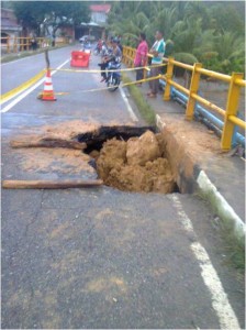 Kondisi Jembatan Alue Paku, Kecamatan Sawang Aceh Selatan sebagai sarana transportasi antar kabupaten berlobang akibat diterjang banjir.