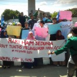 Puluhan mahasiswa itu mengelar berbagai poster seraya berorasi di bundaran Simpang Rencong, Kutablang, Kota Lhokseumawe