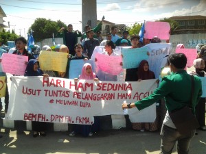 Puluhan mahasiswa itu mengelar berbagai poster seraya berorasi di bundaran Simpang Rencong, Kutablang, Kota Lhokseumawe