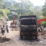 Beko dan Dumptruck Dibakar OTK, Pekerjaan Terhenti