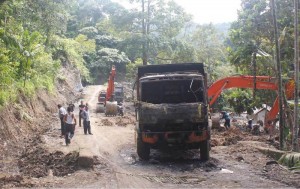 Beko dan Dumptruck Dibakar OTK, Pekerjaan Terhenti