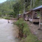 Pondok terbuka objek wisata kala pinang terancam hanyut setelah arus sungai mengeruk tanah diseputaran obejk wisata itu.