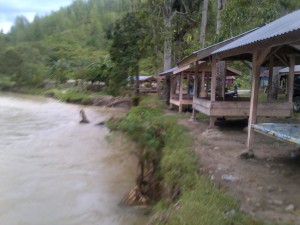 Pondok terbuka objek wisata kala pinang terancam hanyut setelah arus sungai mengeruk tanah diseputaran obejk wisata itu.