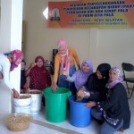 PARA peserta sedang mengikuti pelatihan pembuatan kue dan sirup pala yang diselengggarakan oleh Kasie PLS Dinas Pendidikan Aceh Selatan di PKBM GIta Pala Tapaktuan.