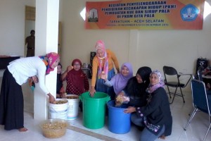PARA peserta sedang mengikuti pelatihan pembuatan kue dan sirup pala yang diselengggarakan oleh Kasie PLS Dinas Pendidikan Aceh Selatan di PKBM GIta Pala Tapaktuan.