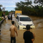 Jalan Lintas Provinsi di Pantai Barat Aceh Dikepung Banjir