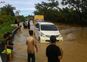 Jalan Lintas Provinsi di Pantai Barat Aceh Dikepung Banjir