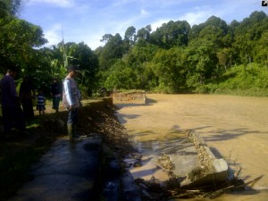 Tanggul pengaman di Desa Suka Damai, Lembah Sabil jebol diterjang banjir.