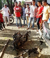 Gagal Curi Sepeda Motor, Maling dan Sepeda Motornya Dibakar Warga