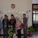 Camat Putri Betung Said Idris Wintareza mengelar poto bersama dengan tim Kemendagri di kantor Camat Putri Betung