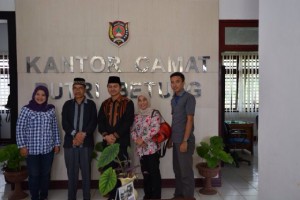 Camat Putri Betung Said Idris Wintareza mengelar poto bersama dengan tim Kemendagri di kantor Camat Putri Betung