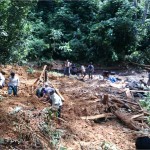 Proses pencarian korban yang dilakukan oleh Masyarakat, relawan serta TNI/Polri.