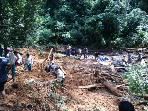 Proses pencarian korban yang dilakukan oleh Masyarakat, relawan serta TNI/Polri.