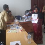Salah satu pemilih Mukim di kantor Camat Putri Betung menunjukan surat suara yang sah sebelum mencoblos didampingi Camat Putri Betung Said Idris Wintareza