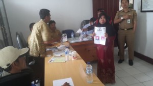 Salah satu pemilih Mukim di kantor Camat Putri Betung menunjukan surat suara yang sah sebelum mencoblos didampingi Camat Putri Betung Said Idris Wintareza