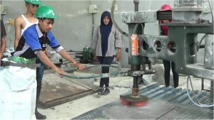 Batu Yang telah di potong di haluskan agar mengkilap menggunakan mesin