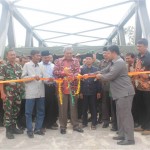 BUPATI Aceh Selatan HT Sama Indra SH didampingi Camat Sawang Fadhli SE dan rekanan pekerjaan jembatan H Ruslan serta beberapa pejabat lainnya, meresmikan pemakaian jembatan yang baru selesai dibangun 2015.