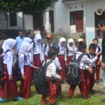 Anggota DPRA Salurkan Bantuan Seragam Sekolah